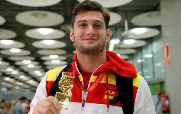 Niko posa con la medalla de oro