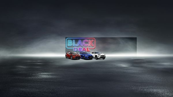 Drei Autos (rot, blau, weiß) stehen vor einem dunklen Hintergrund mit leuchtendem Neon-Schriftzug ‚BLACK DEAL‘.