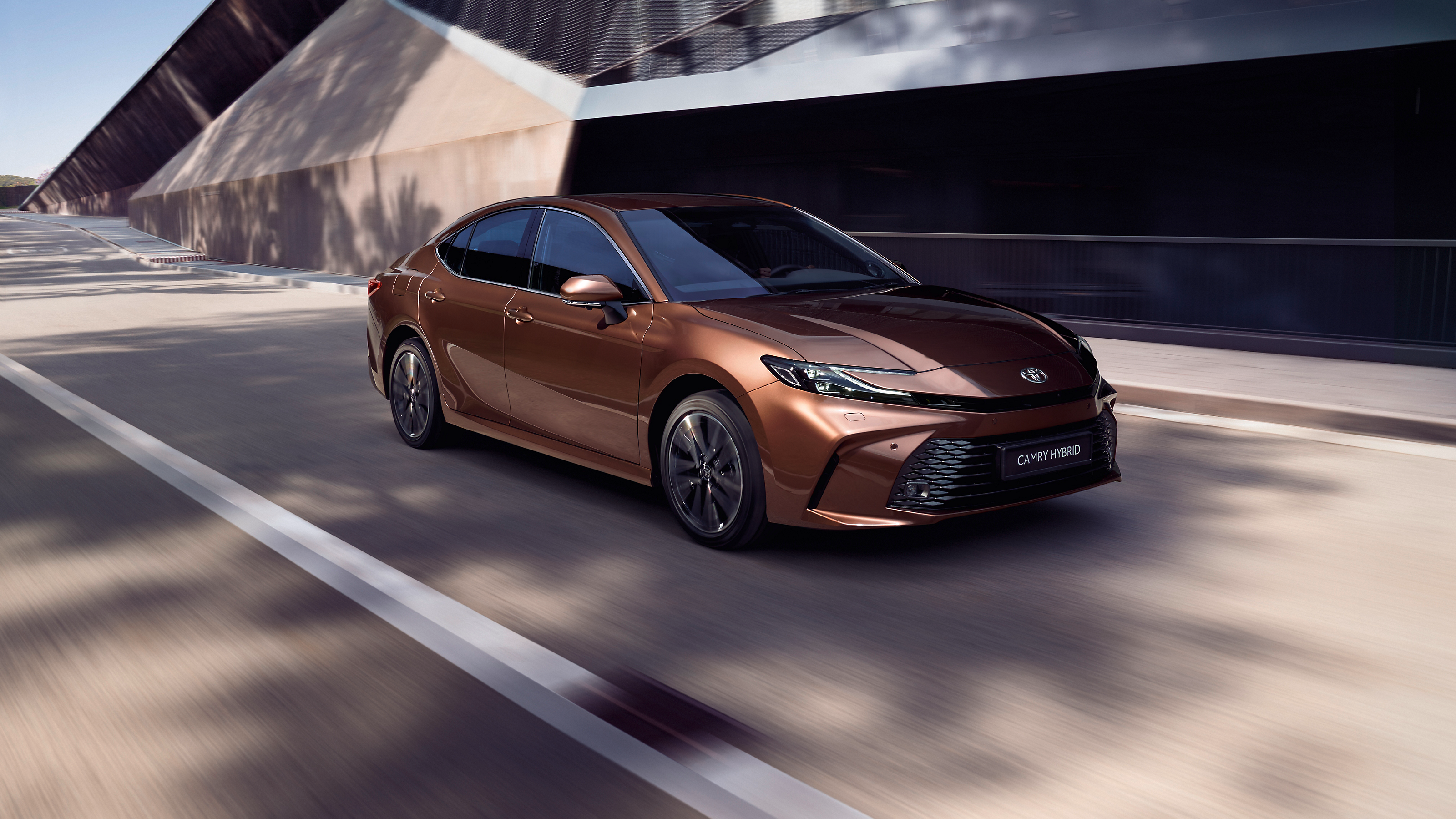 Toyota Camry Hybrid jadąca przez miasto 