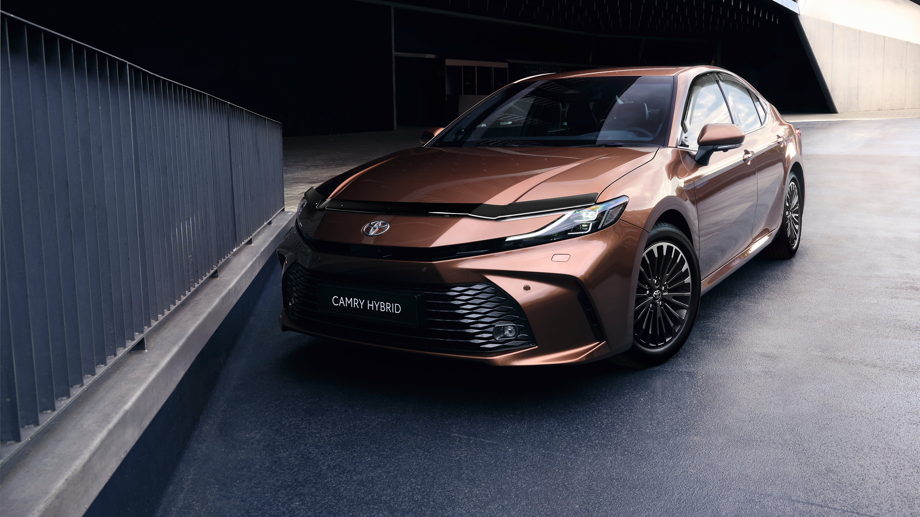 Toyota Camry parkující ve městě
