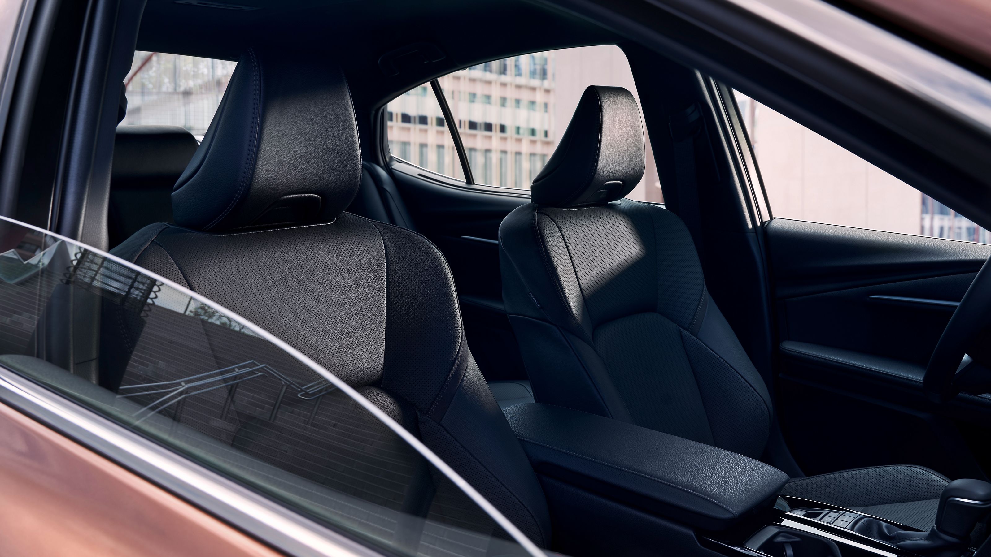 Стильные и удобные передние сиденья Toyota Camry.