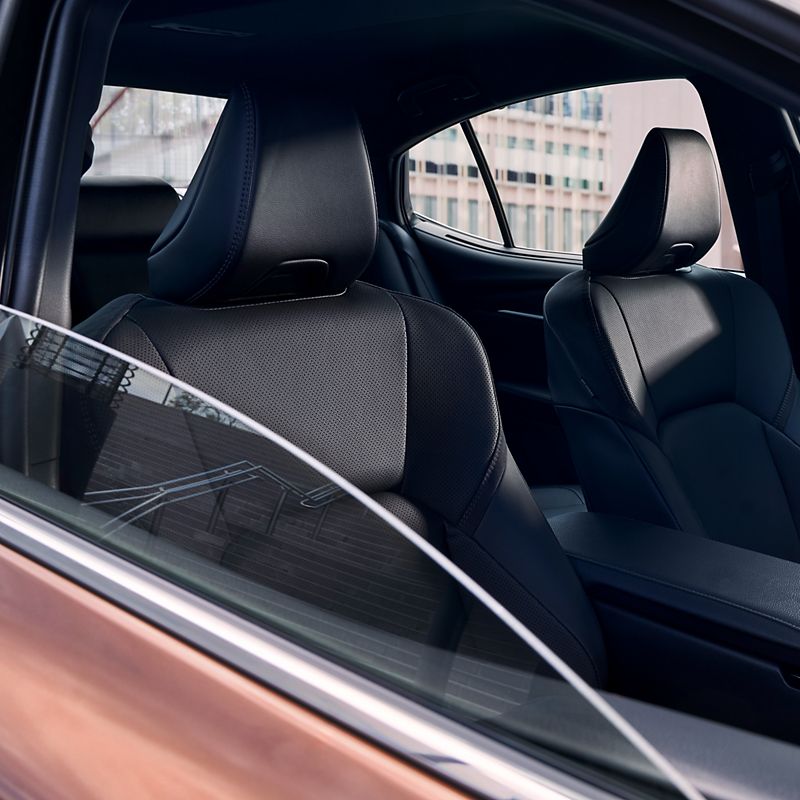 Стильные и удобные передние сиденья Toyota Camry.
