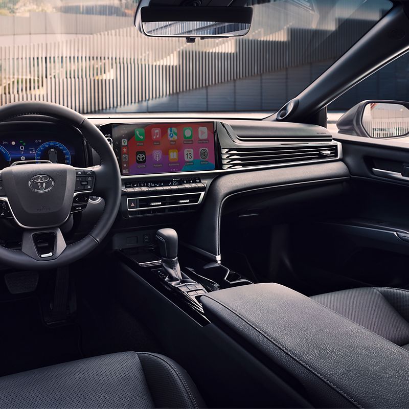 Toyota Camry жоғары технологиялы салонының көрінісі