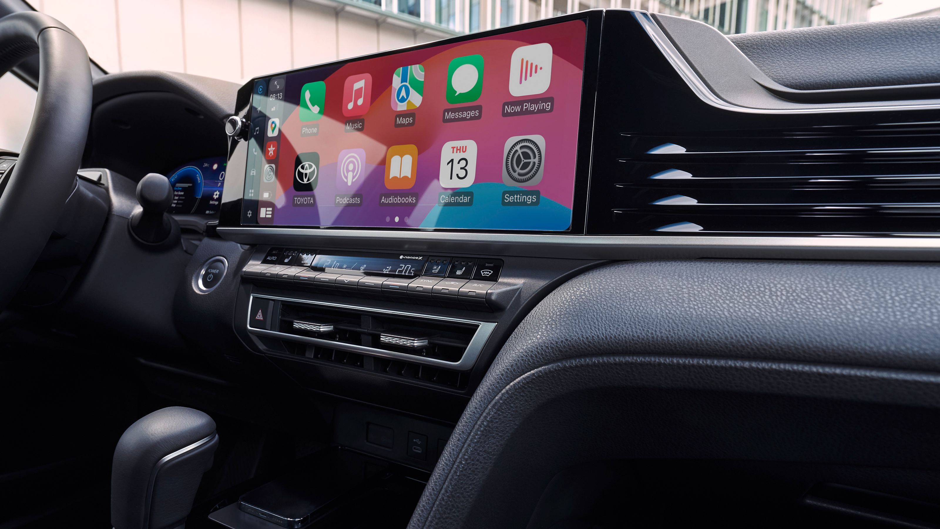 Вентиляционные дефлекторы и интуитивно понятный 12,3-дюймовый экран мультимедийной системы Toyota Camry, на котором отображается система Apple CarPlay.