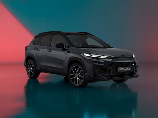 O novo Toyota Corolla Cross no exterior de uma casa de família com estilo