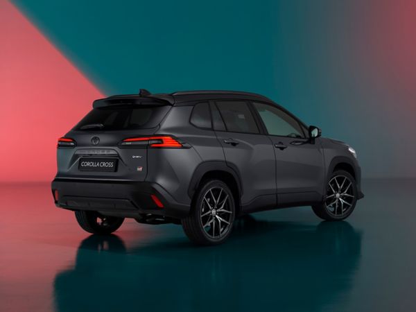 O logótipo híbrido num novo Toyota Corolla Cross