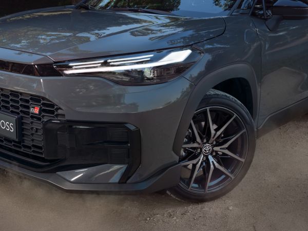 Um novo Toyota Corolla Cross à porta de uma casa de família com estilo