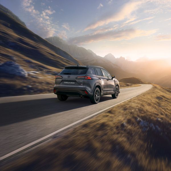 O logótipo híbrido num novo Toyota Corolla Cross
