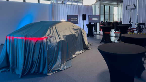 Toyota C-HR+ dekket til før visning