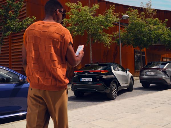 Frau mit Smartphone in der Hand