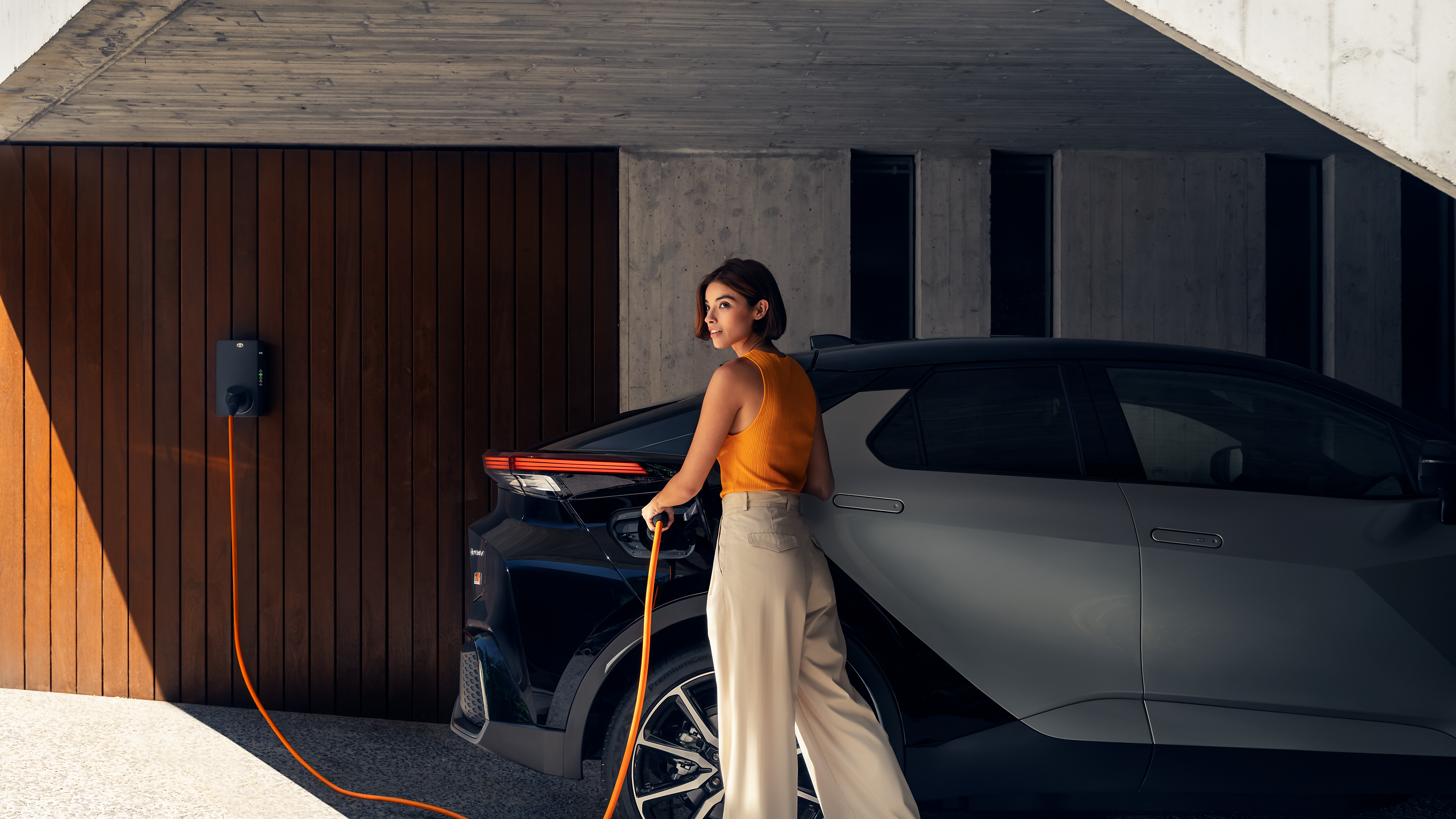 Klient ładuje swoją Toyotę C-HR Plug-in Hybrid w domu za pomocą Toyota HomeCharge
