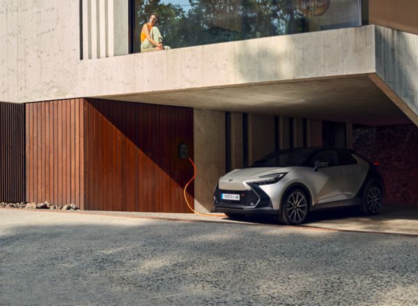 Toyota C-HR steht in einer Garage an einer Ladesäule