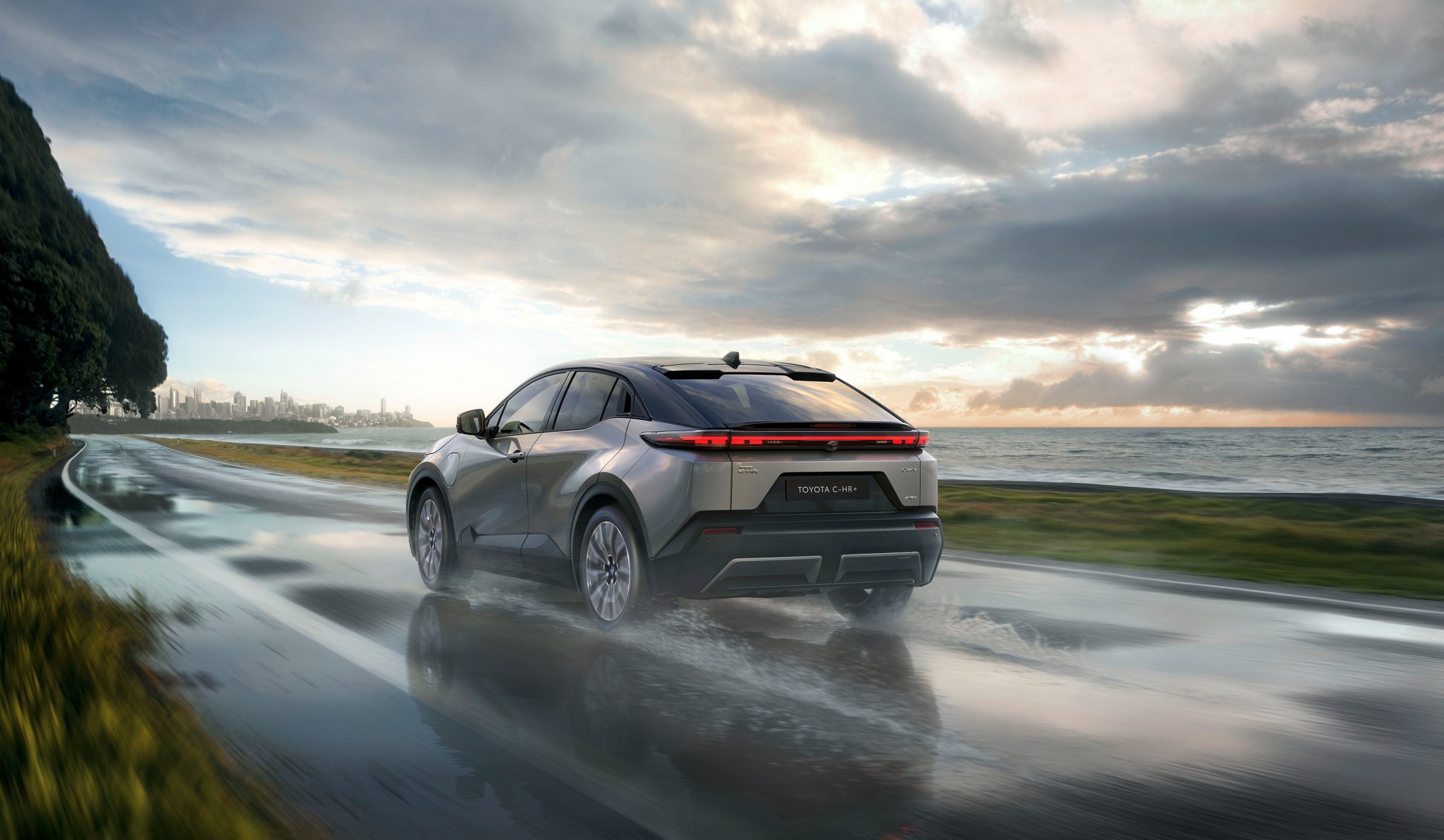 Toyota C-HR+ elektromos AWD változat dinamikus vezetés közben