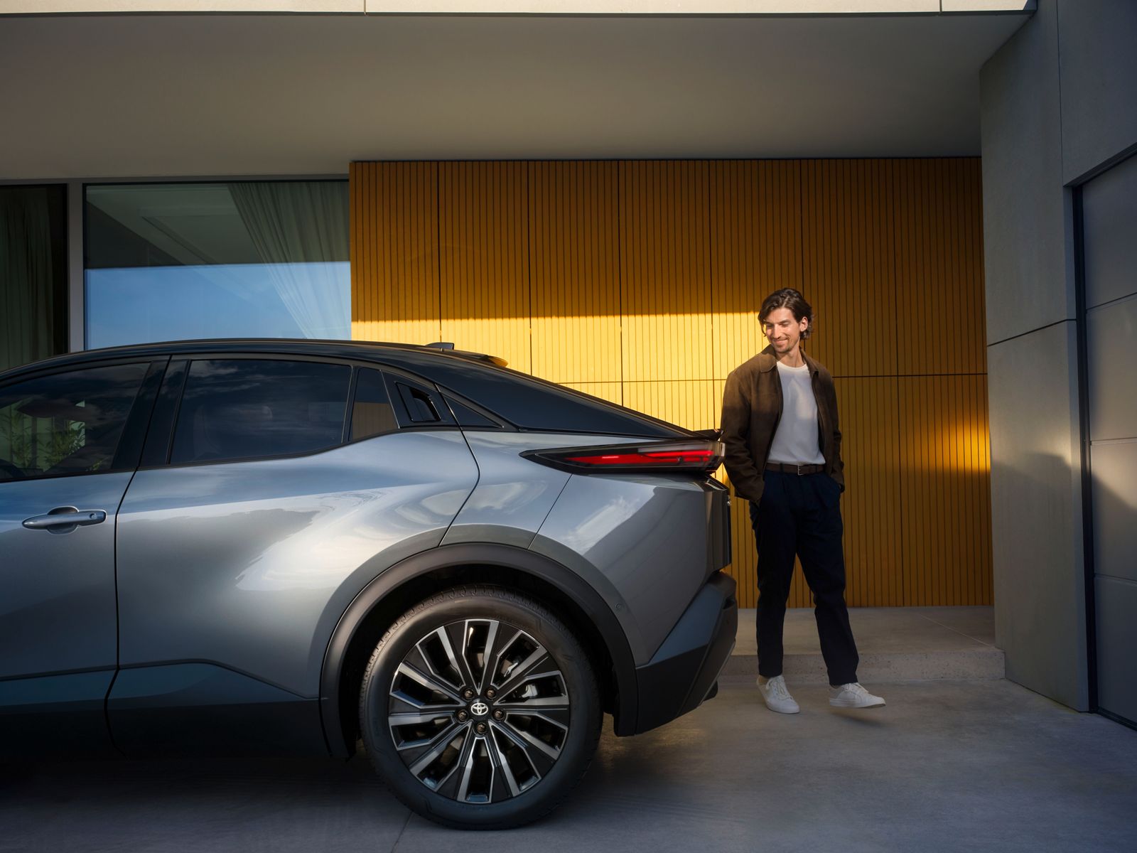 TOYOTA C-HR+ 