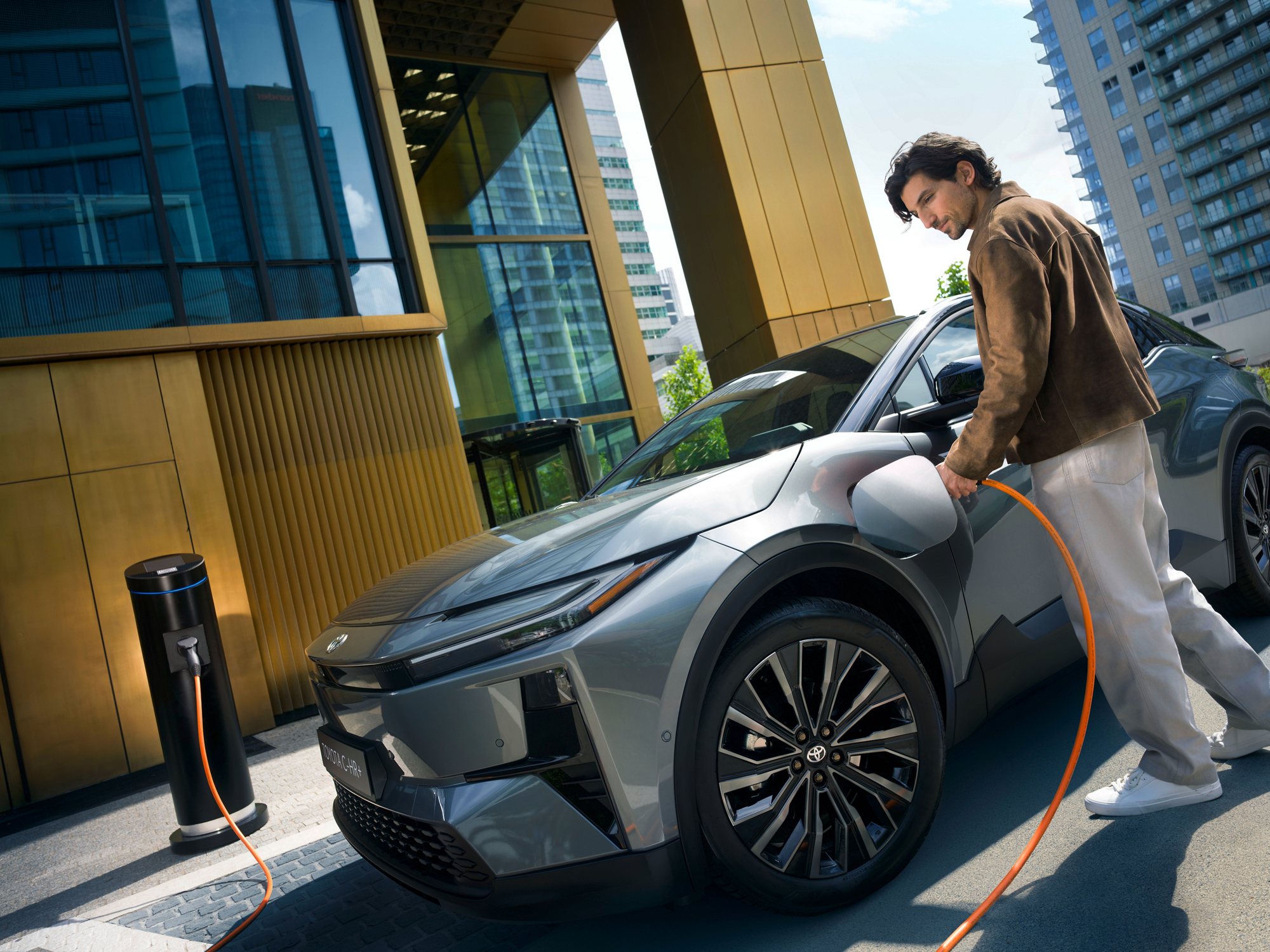 Toyota C-HR+ otthoni elektromos töltés közben