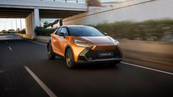 Yolda ilerleyen C-HR Hybrid