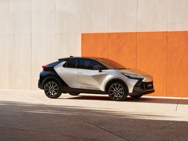 silberner Toyota C-HR steht vor einer Betonwand mit orangenem Akzent