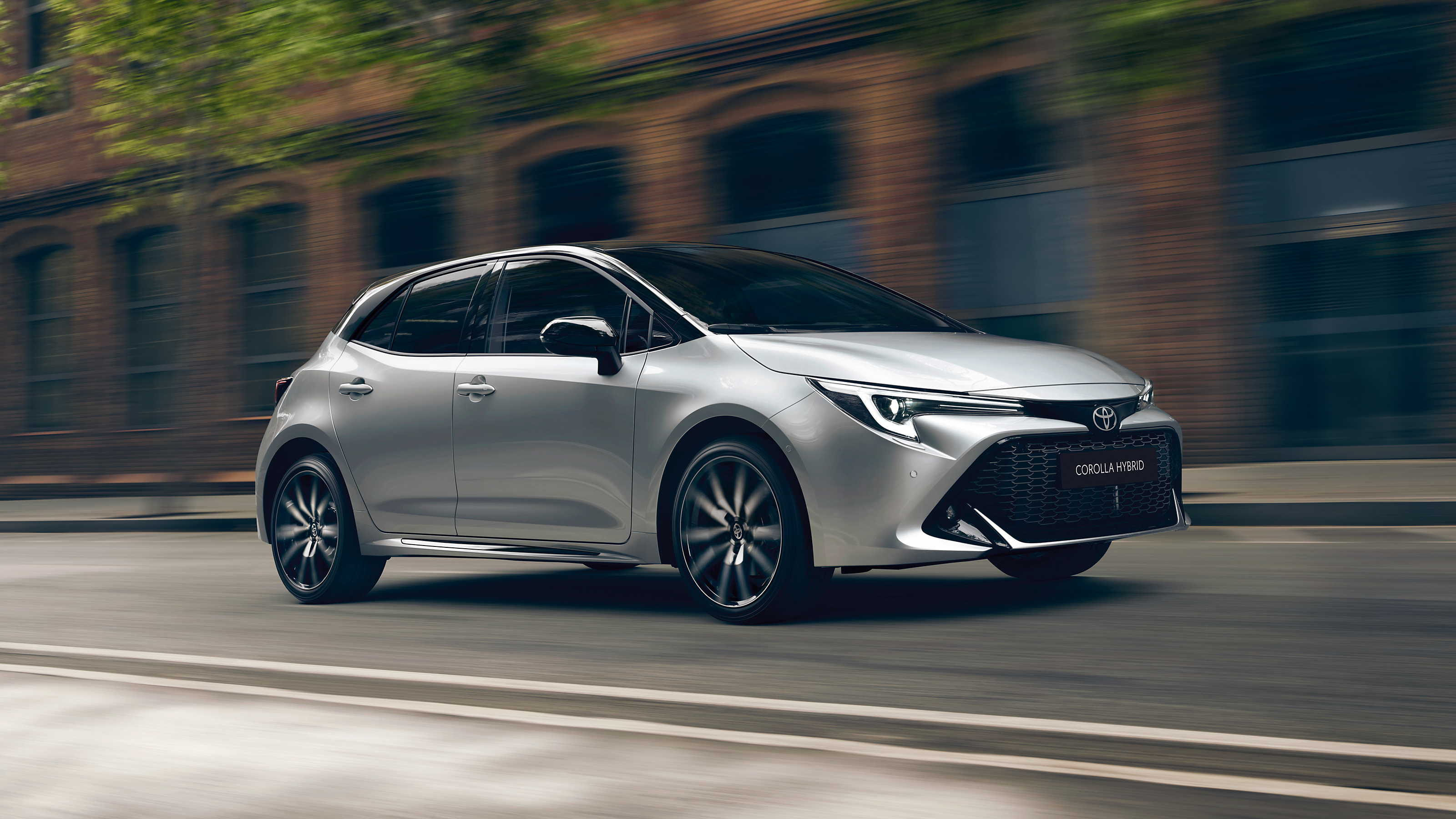  Toyota Corolla luukpära sõidab tänavatel 