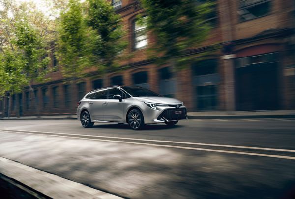 Corolla Touring Sports rijdt door de stad