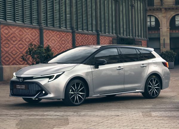 кадър на паркиран Corolla TS пред гараж