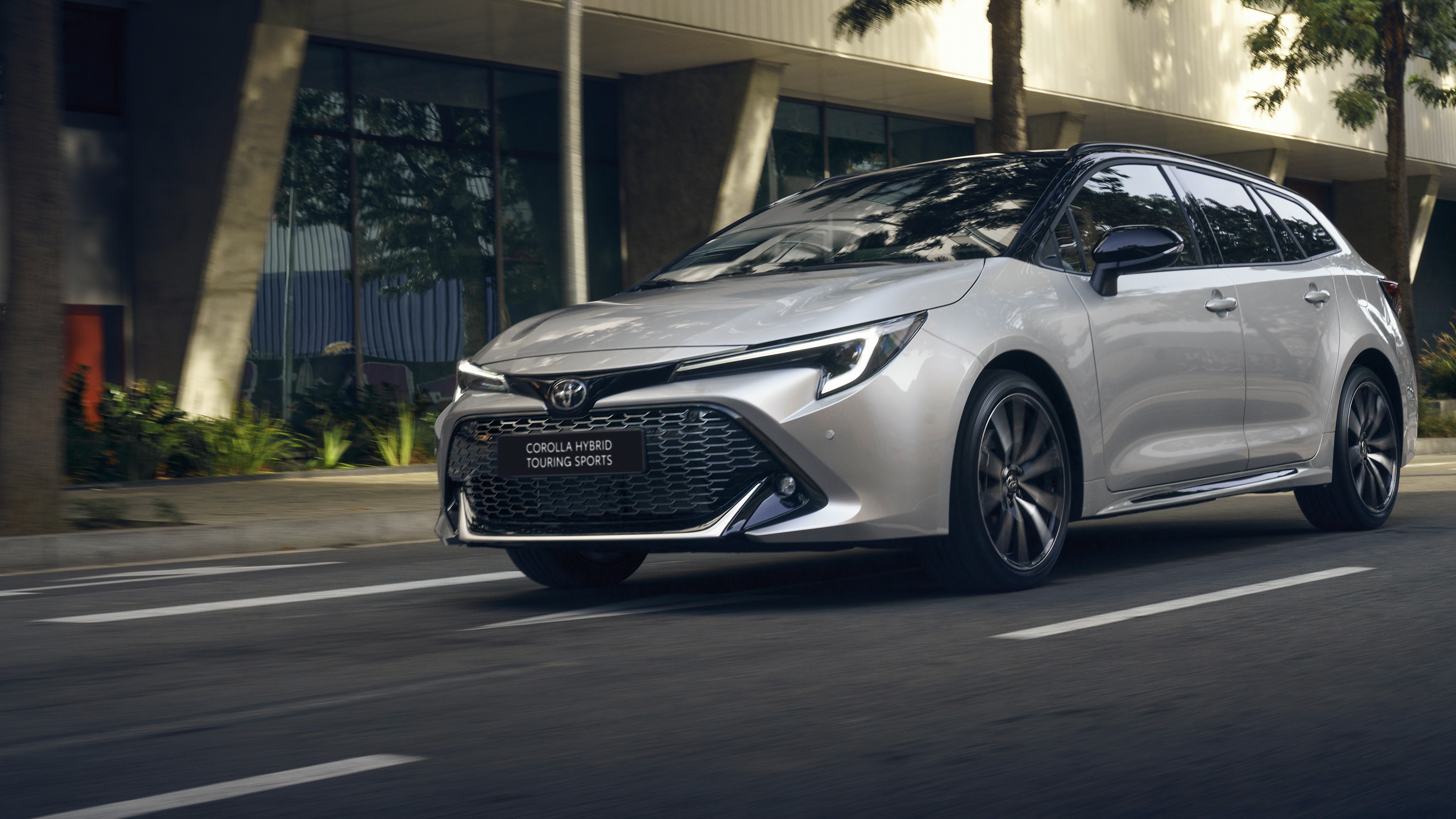  Toyota Corolla Touring Sports sõidab tänavatel 