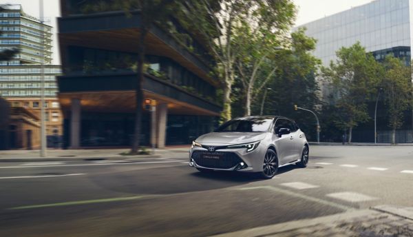 Corolla Hatchback rijdt door de stad