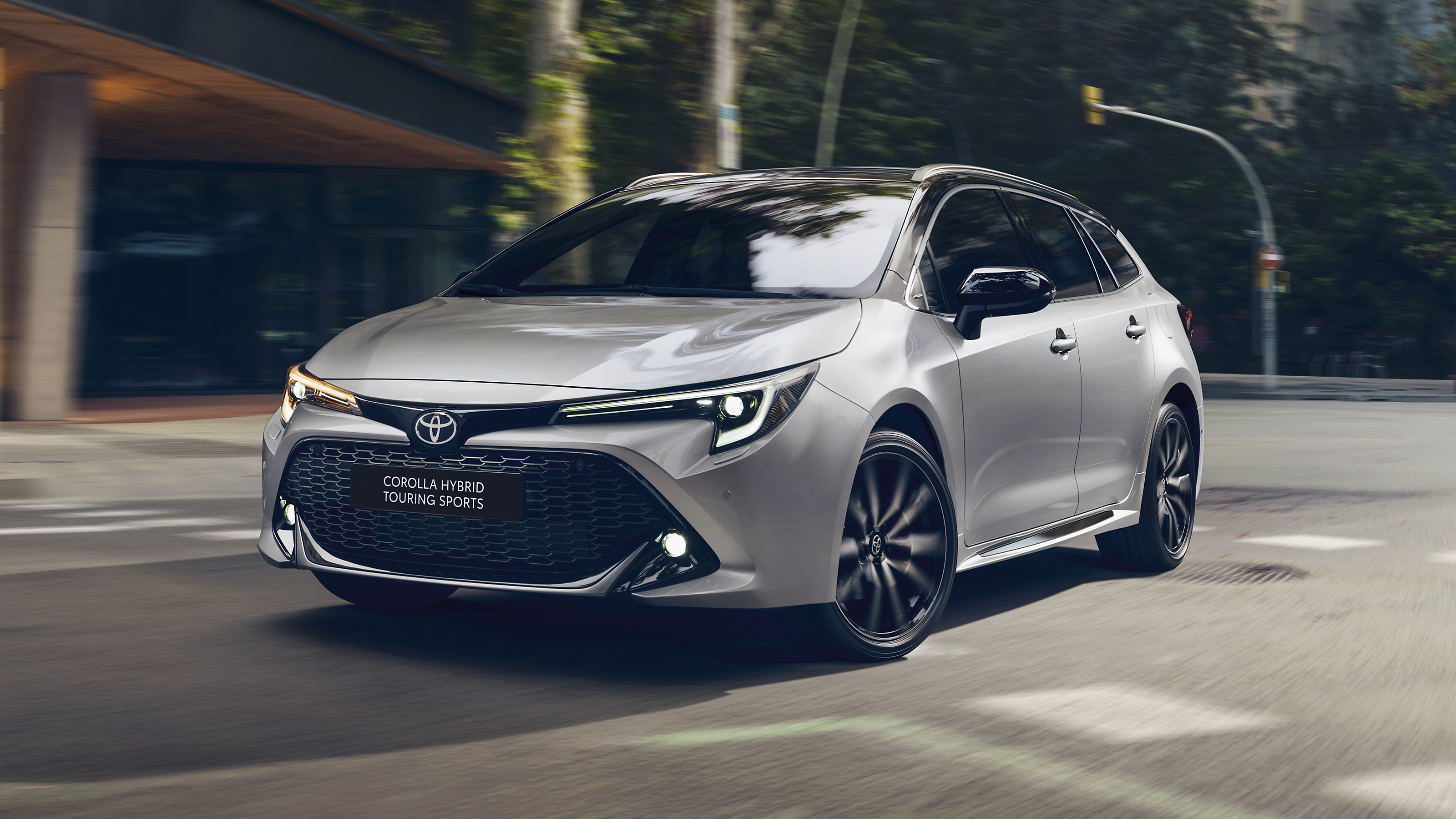 https://scene7.toyota.eu/is/image/toyotaeurope/COR0004b_25_WEB_crop%3ALarge-Landscape?fmt=png-alpha&op_usm=1.75%2C0.3%2C2%2C0&resMode=sharp2&ts=0