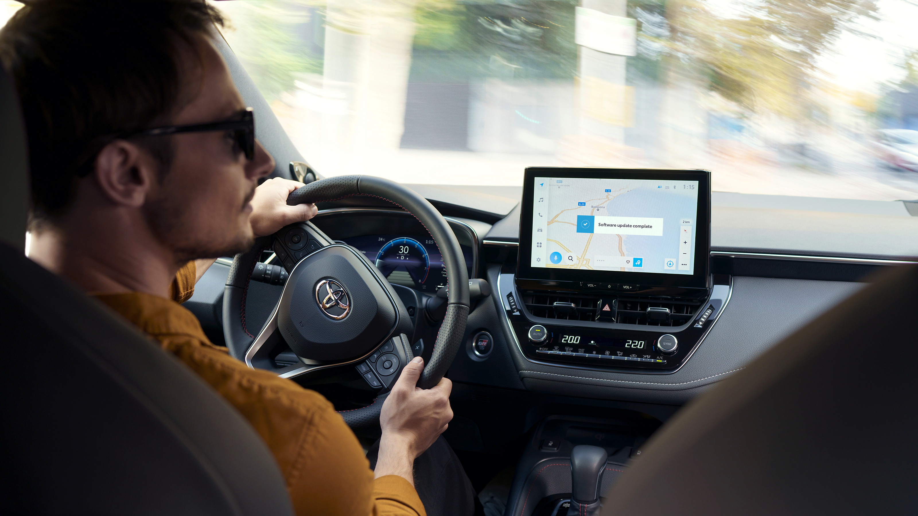  Toyota Corolla Touring Sports ja kuljettaja