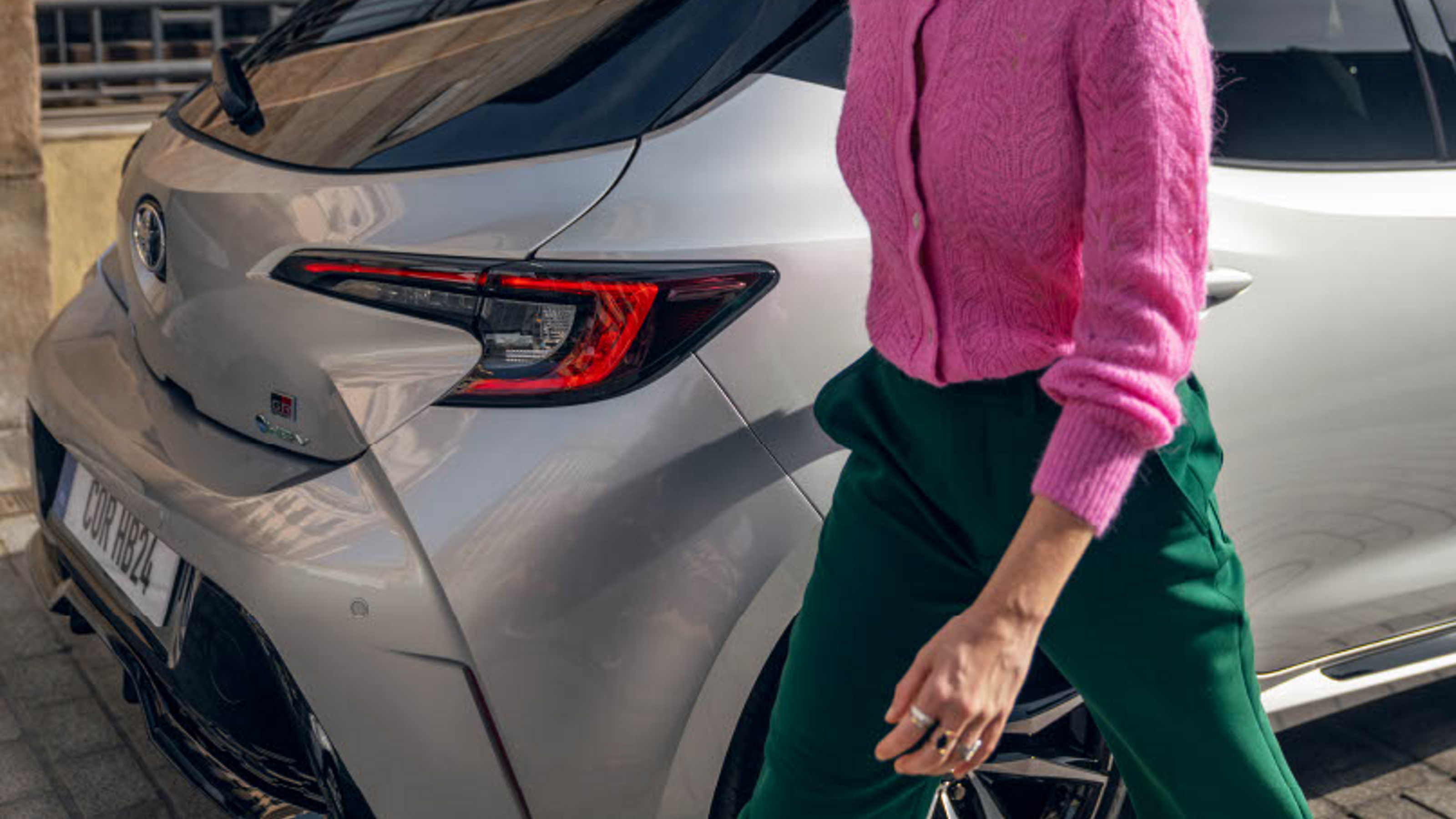 Omanik kõnnib oma pargitud Toyota Corolla luukpärast eemale