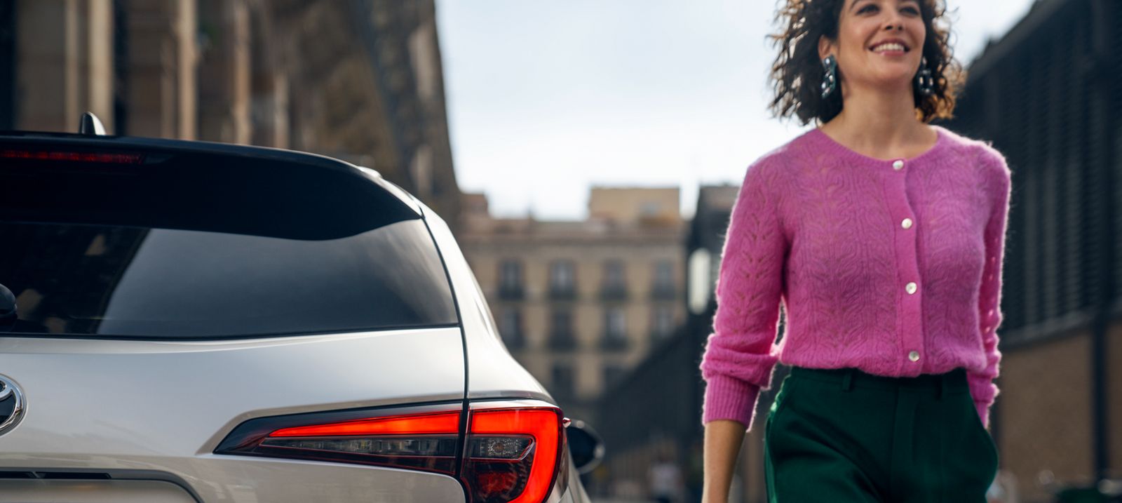 Toyota Corolla Touring Sports omistaja auton vieressä