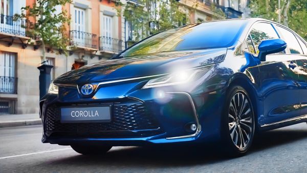 Светло син Corolla sedan хибрид 
