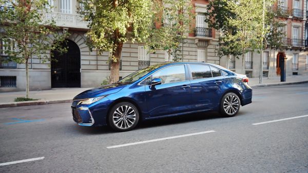 Светло син Corolla Sedan хибрид 