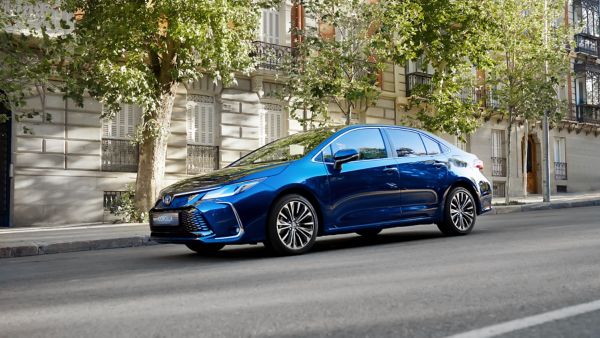 Corolla Sedan хибрид в движение