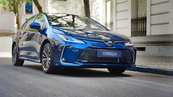 3 автомобила Corolla Hybrid паркирани на път