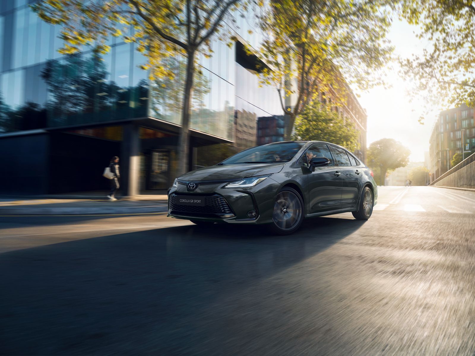 Egy Toyota Corolla Sedan úton a városban egy derűs napon