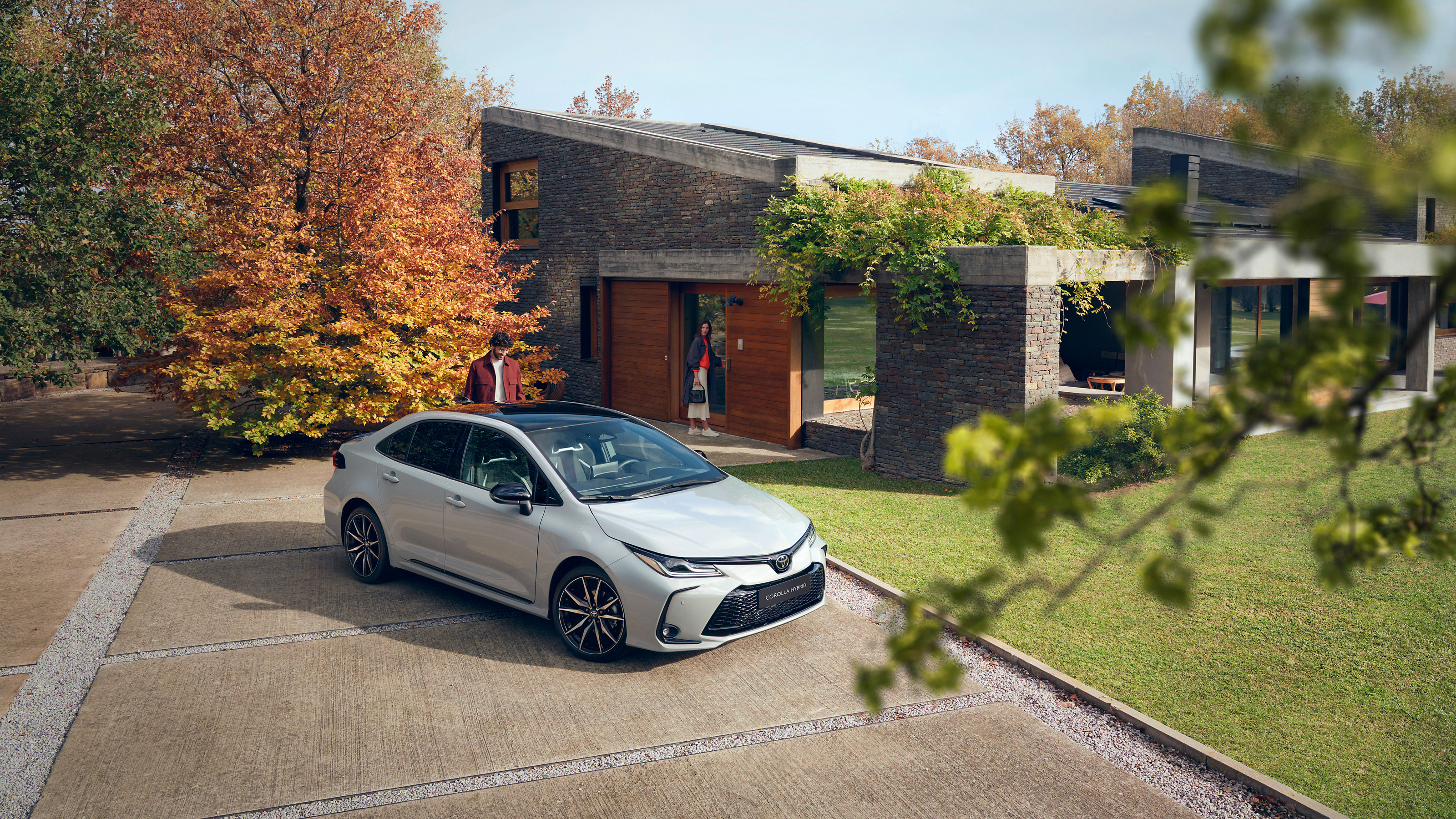 Toyota Corolla седан пред къща