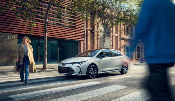 Toyota Corolla sedanas prie namo