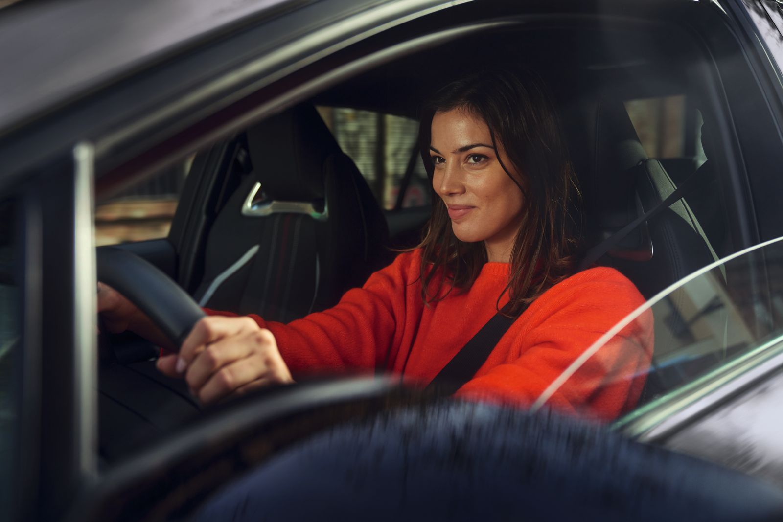 Řidič za volantem Toyoty Corolla Sedan