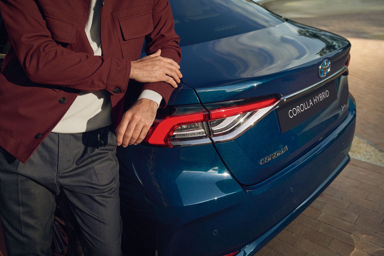 Um proprietário passa por seu Toyota Corolla Sedan