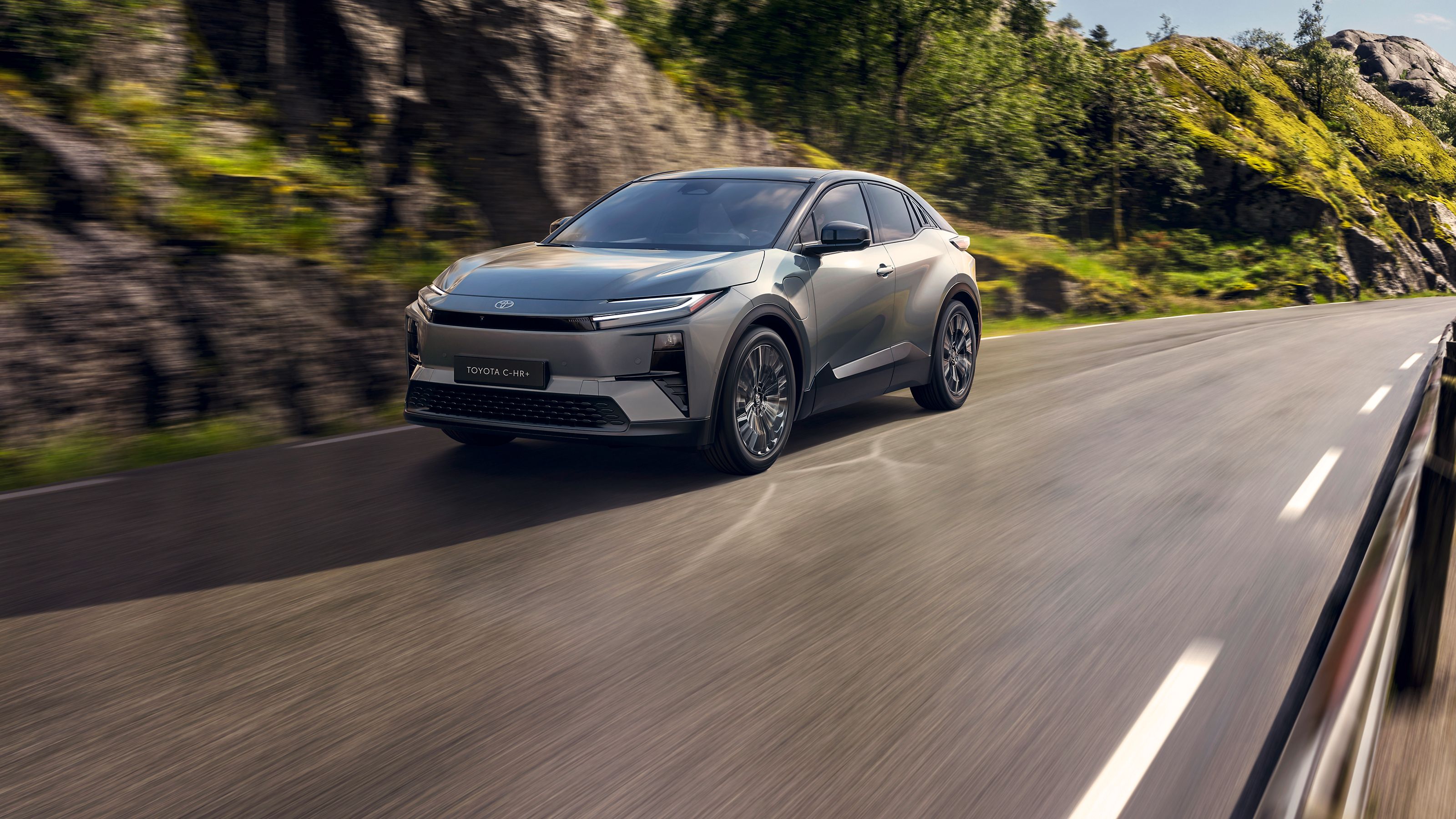 C-HR+ kjører på vei