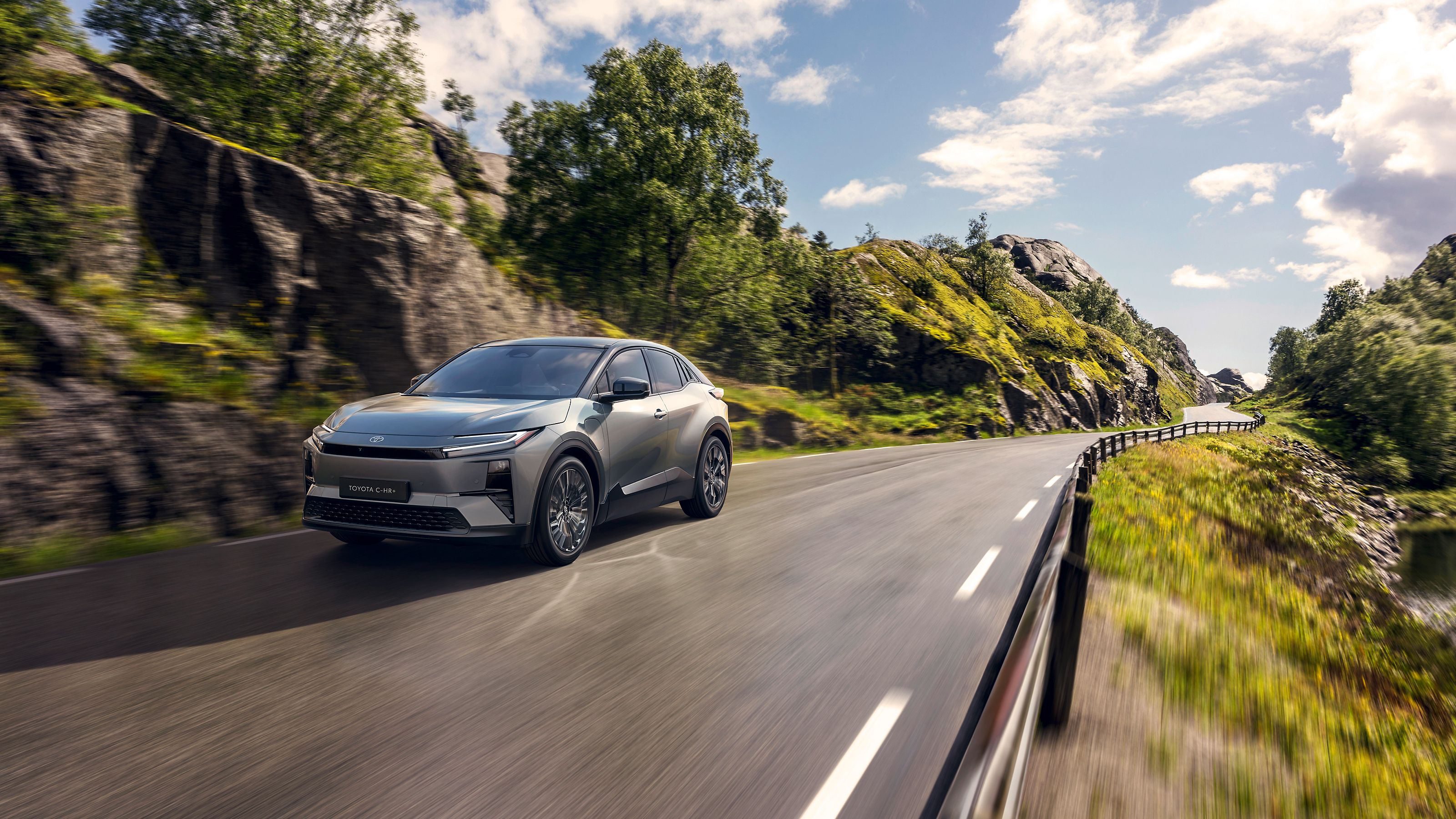 Un Toyota C-HR+ en déplacement