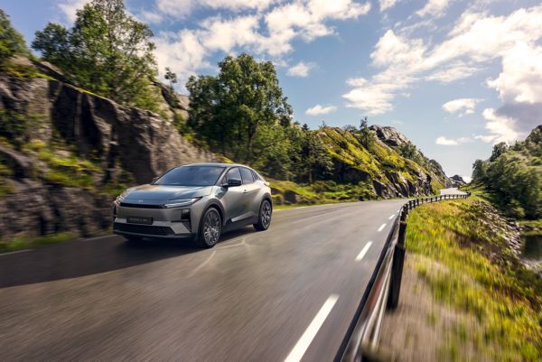 Toyota C-HR+ sõidab talvel