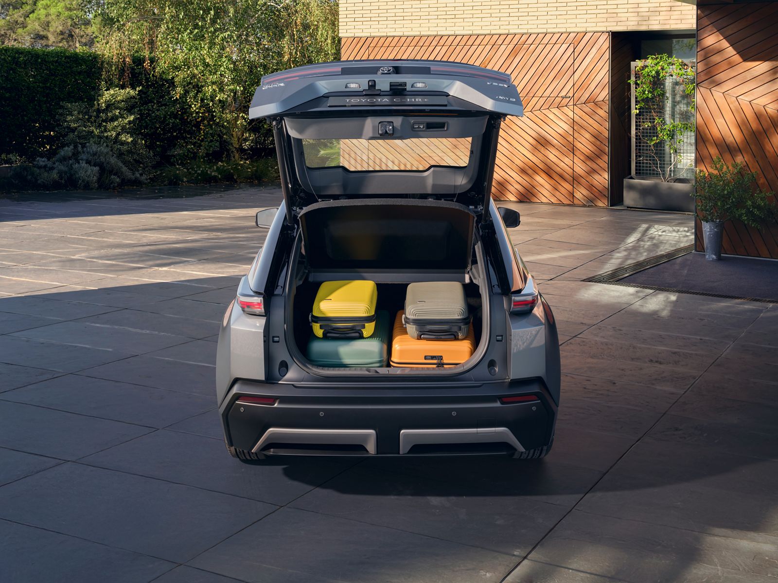 Toyota C-HR+:n tavaratila