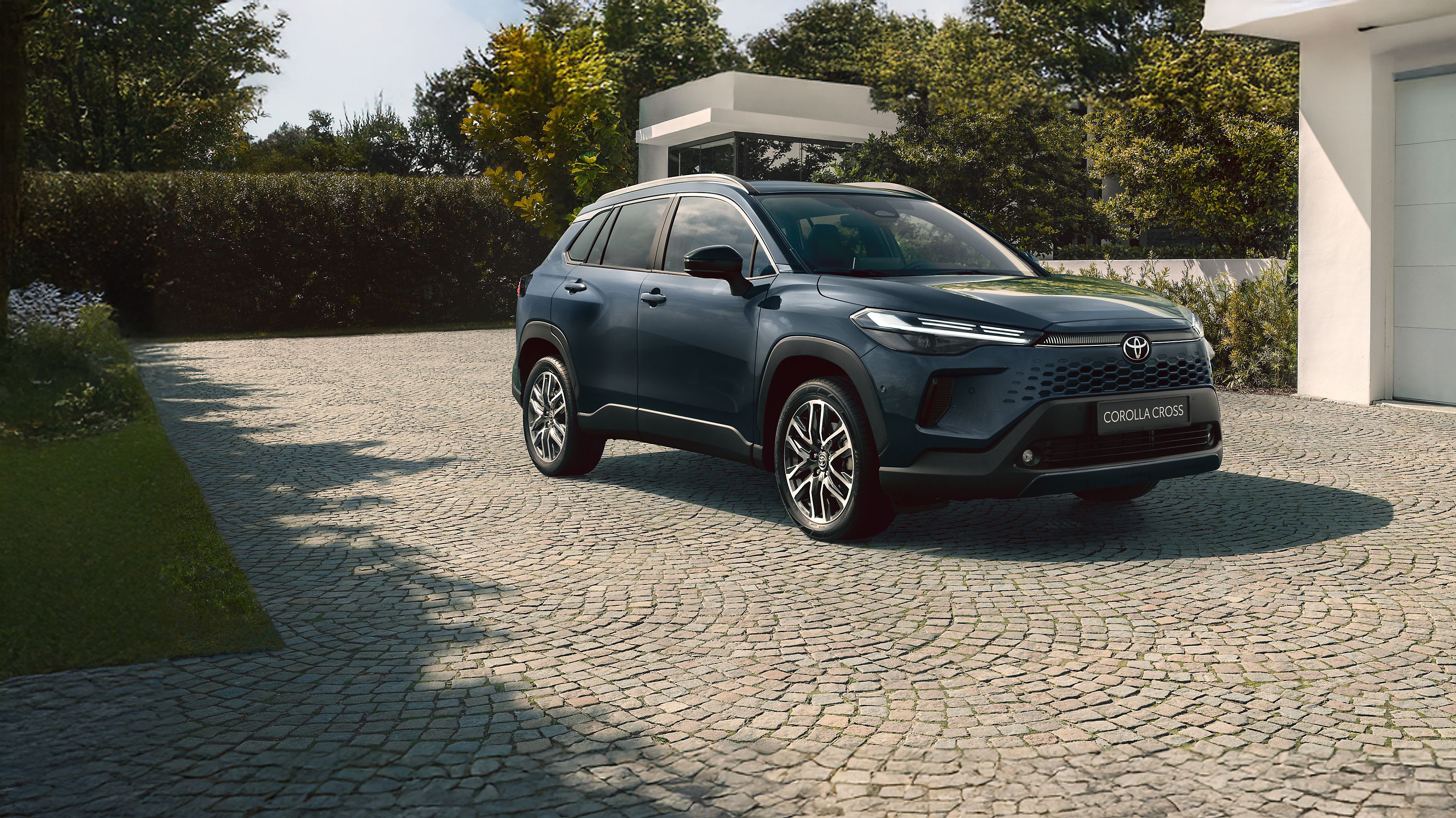 Uus Toyota Corolla Cross stiilse pereelamu juures