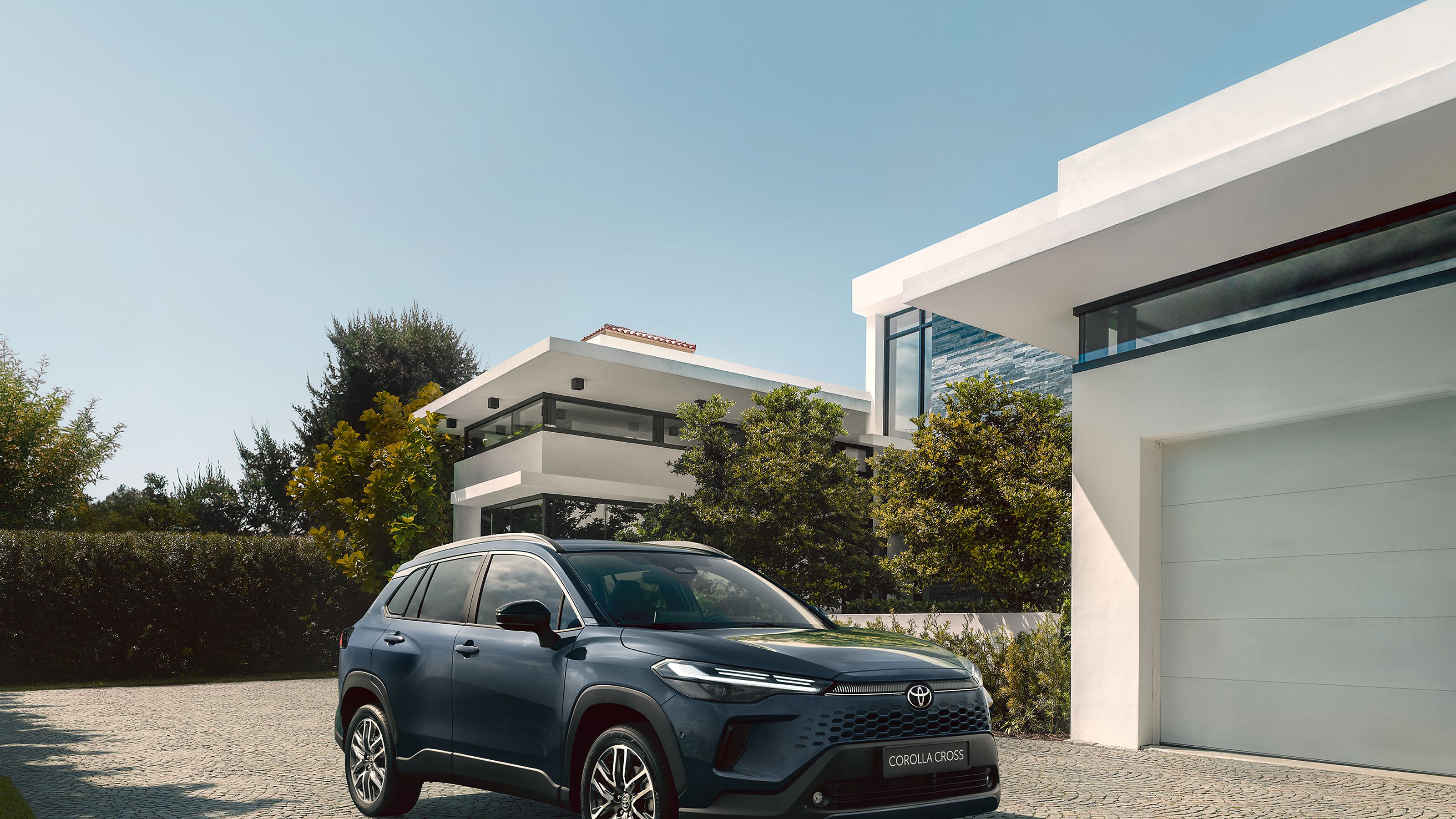 Toyota Corolla Cross stationnée devant une maison
