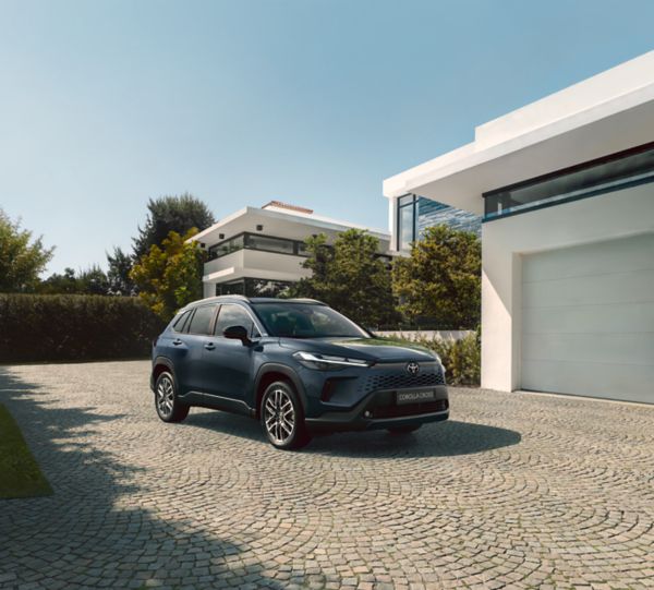 Toyota Corolla Cross stationnée devant une maison