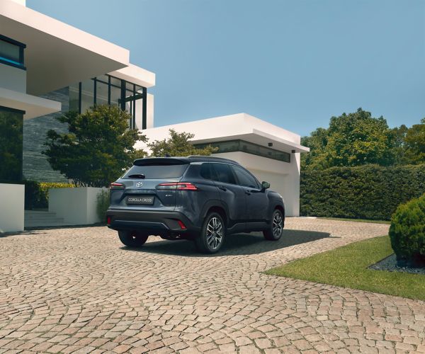 Toyota Corolla Crosss voor een modern huis