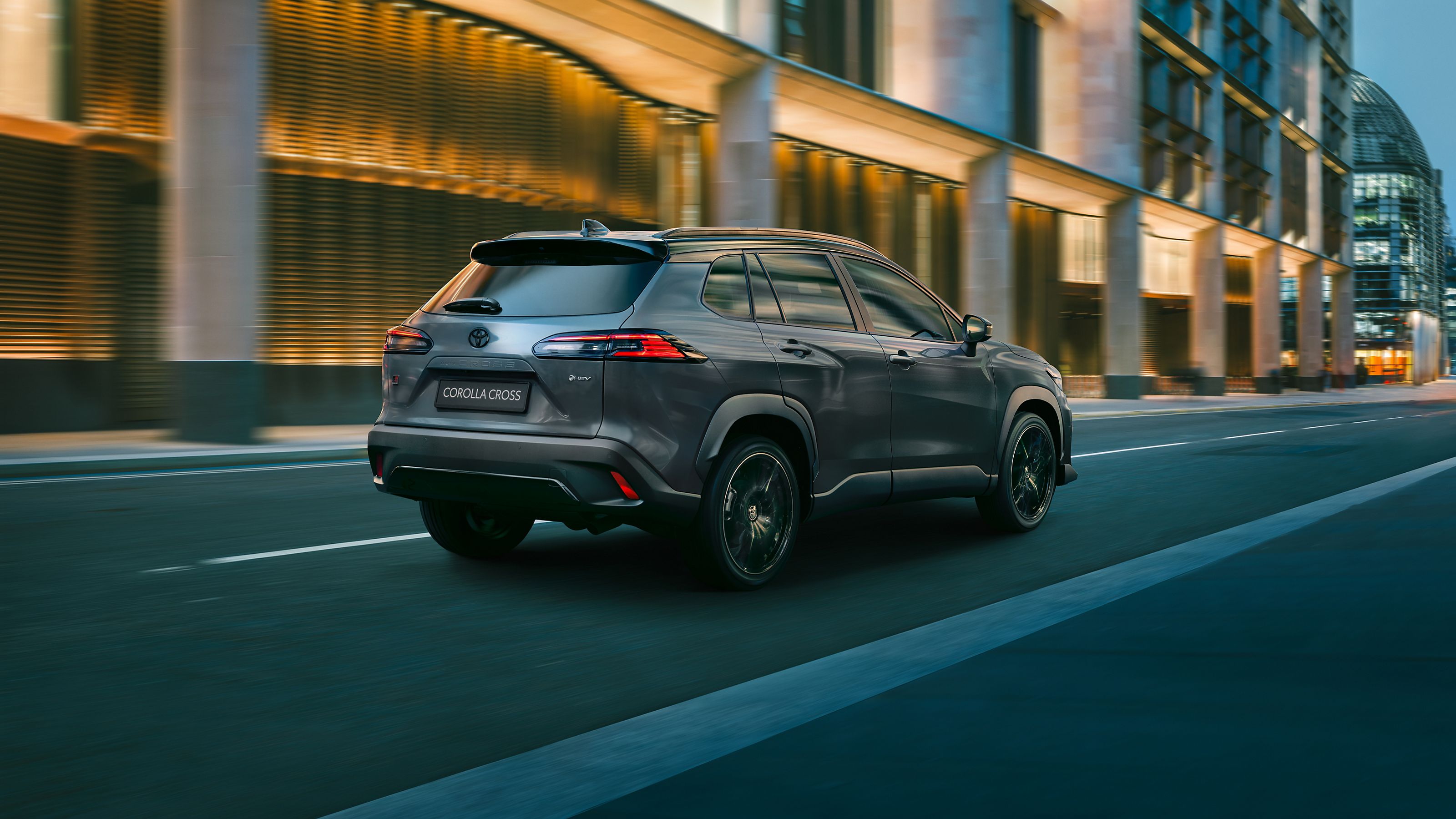 Toyota Corolla Cross Extérieur roulant en ville vue de derrière