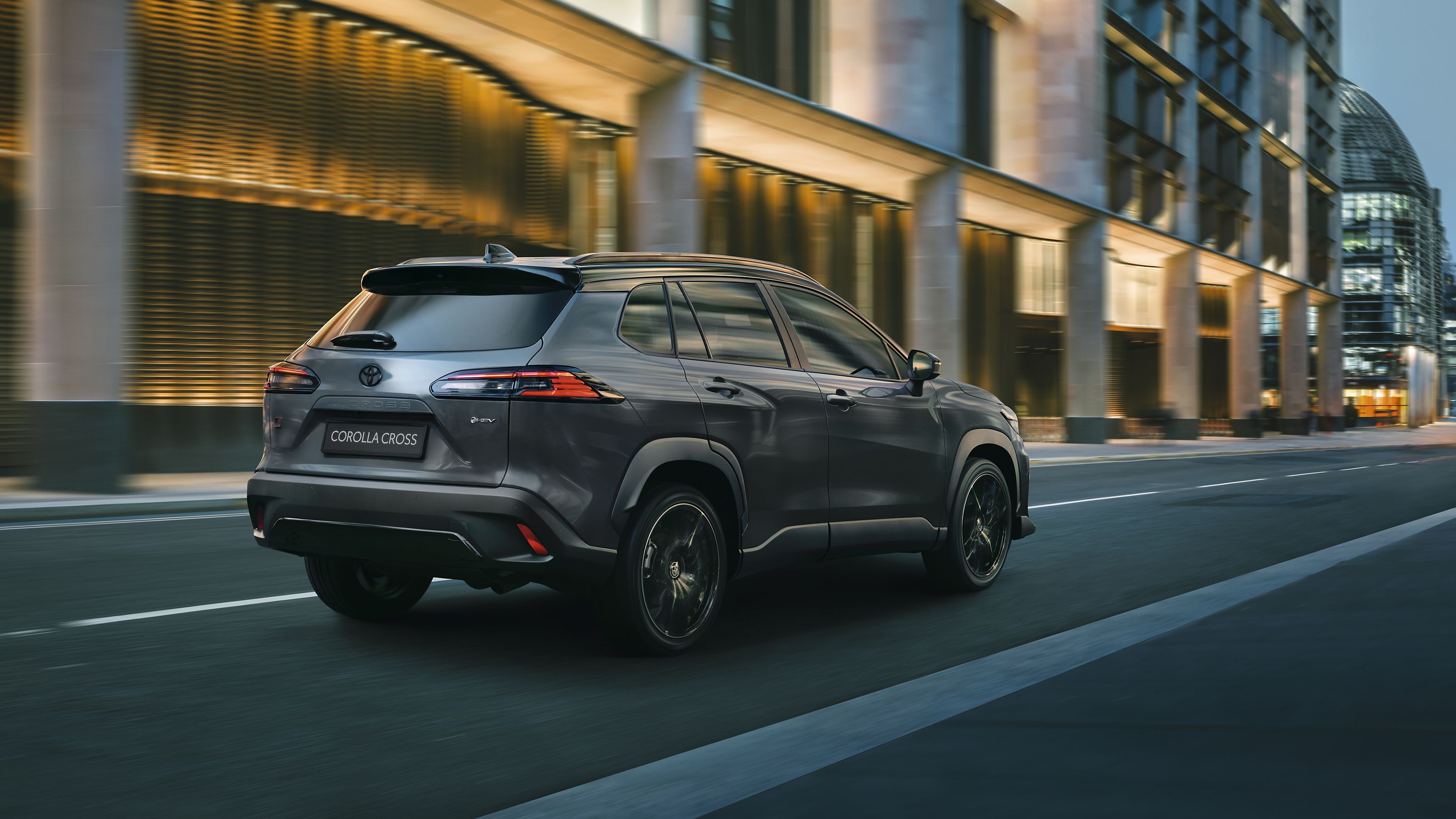 Toyota Corolla Cross Extérieur roulant en ville vue de derrière