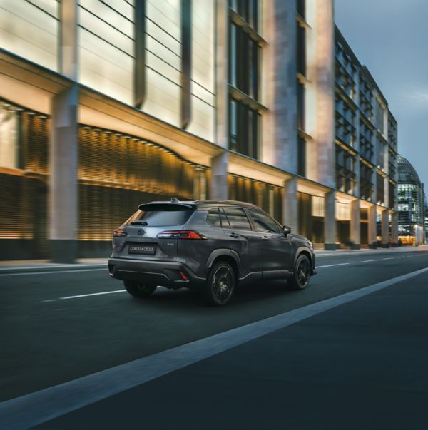 Toyota Corolla Cross Extérieur roulant en ville vue de derrière